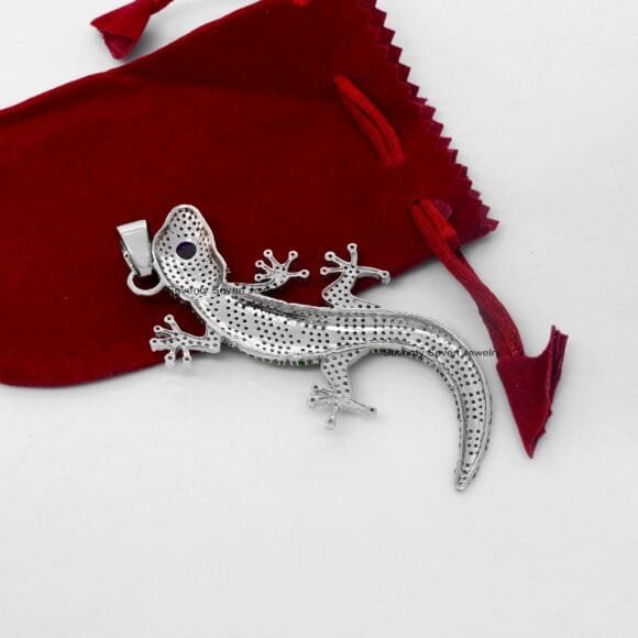 Silver Antique Gecko Tsavorite Lizard Pendant, Gemstone Lizard Pendant - Image 3